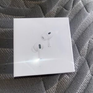 Apple White Wireless Earbuds with Charging Case